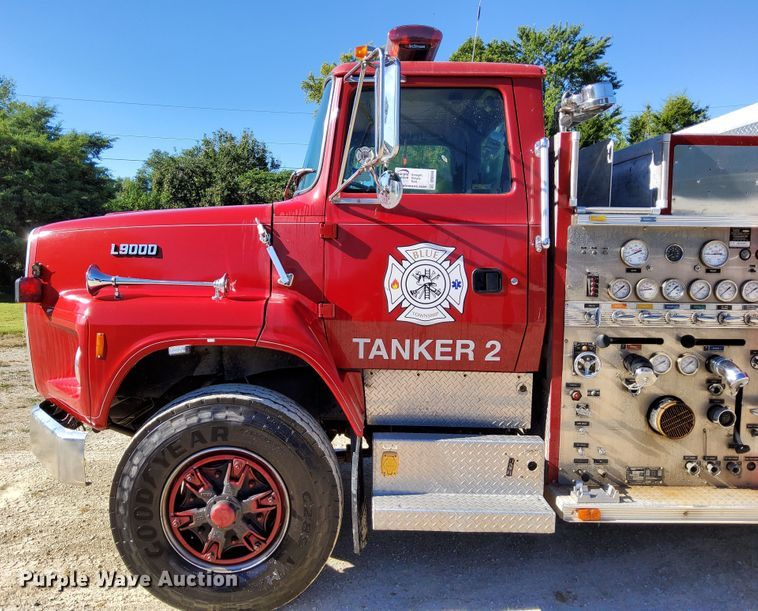 image for item DR0944 1992 Ford LS9000  tanker fire truck