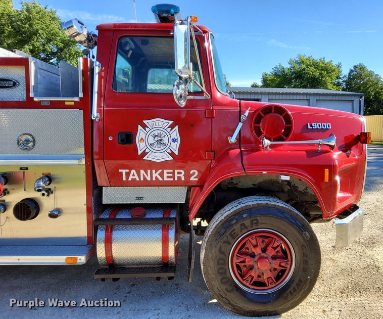 image for item DR0944 1992 Ford LS9000  tanker fire truck