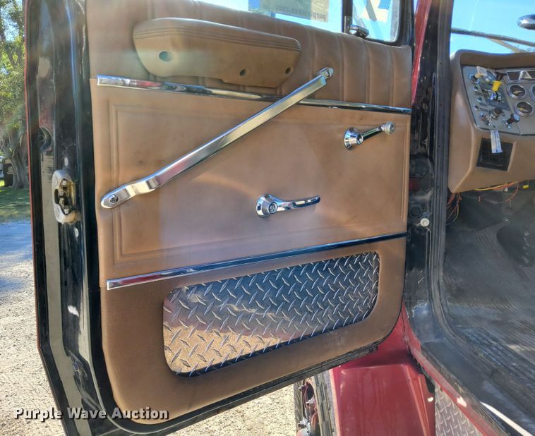 image for item DR0944 1992 Ford LS9000  tanker fire truck