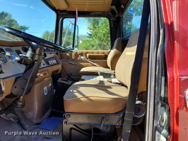 image for item DR0944 1992 Ford LS9000  tanker fire truck