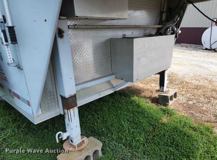 image for item JB9084 2003 CM  enclosed cargo trailer