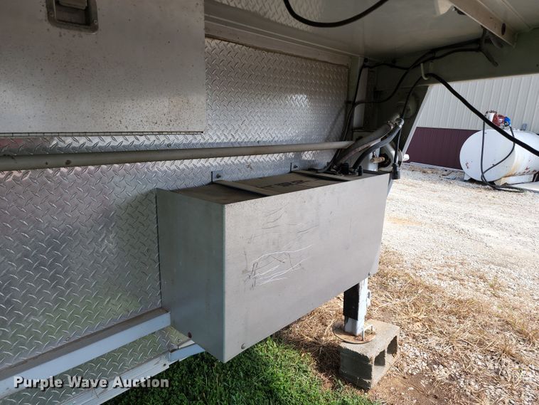 image for item JB9084 2003 CM  enclosed cargo trailer