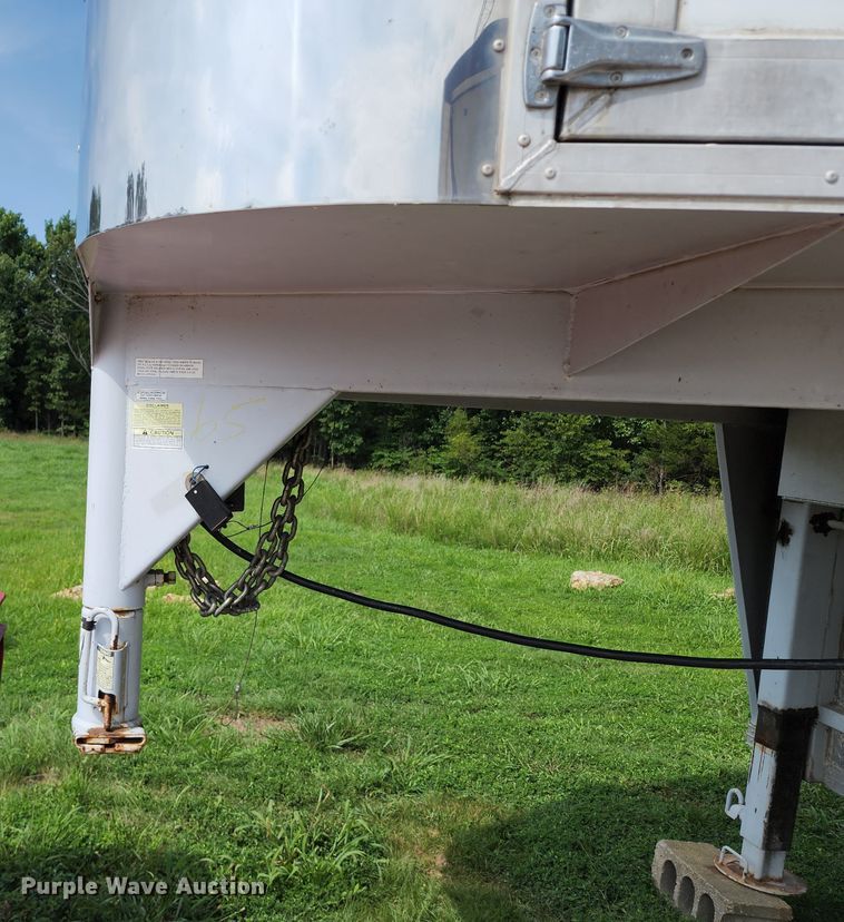 image for item JB9084 2003 CM  enclosed cargo trailer