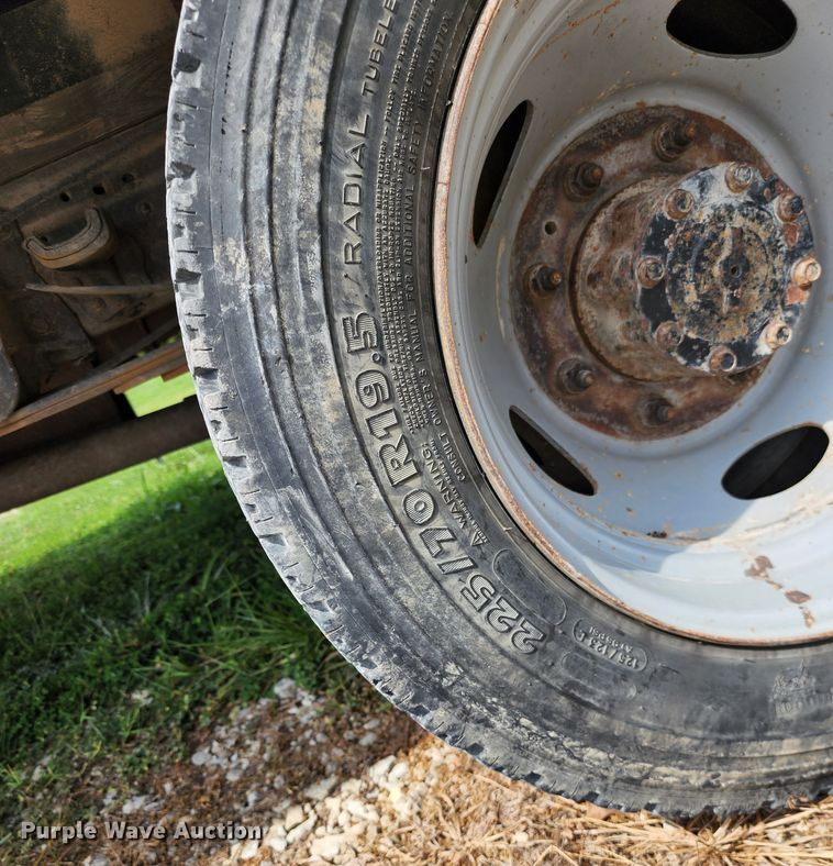 image for item JB9085 2000 Ford F450 Super Duty  flatbed truck