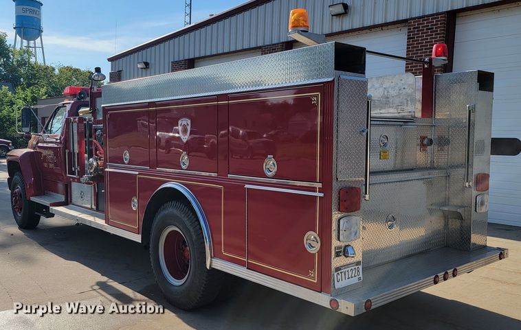 image for item JC9667 1990 Ford F800  fire truck