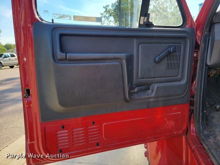 image for item JC9667 1990 Ford F800  fire truck