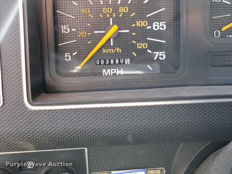 image for item JC9667 1990 Ford F800  fire truck