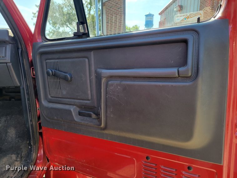 image for item JC9667 1990 Ford F800  fire truck