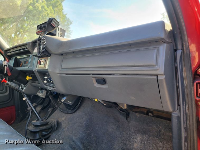 image for item JC9667 1990 Ford F800  fire truck