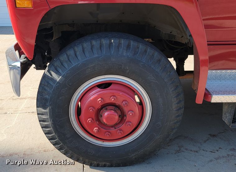 image for item JC9667 1990 Ford F800  fire truck