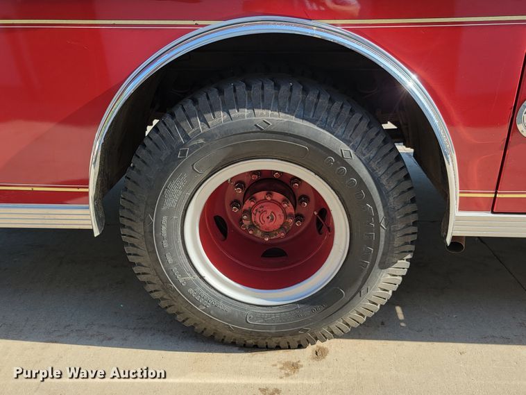 image for item JC9667 1990 Ford F800  fire truck