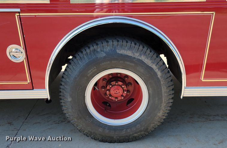 image for item JC9667 1990 Ford F800  fire truck