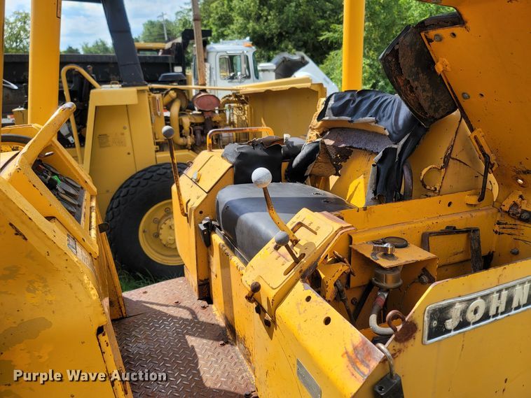 image for item LM9620 1977 John Deere 555  track loader