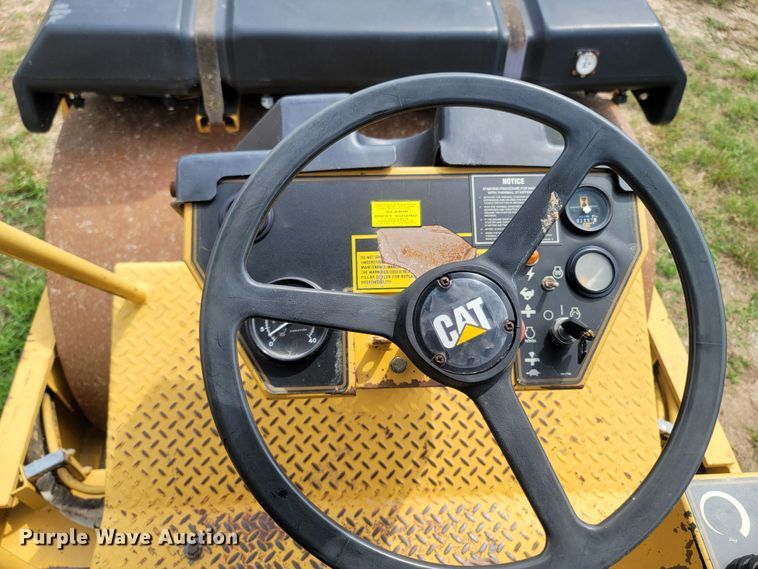 image for item LM9621 1995 Caterpillar CS433C  single drum vibratory roller