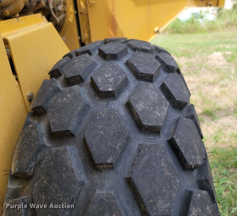 image for item LM9621 1995 Caterpillar CS433C  single drum vibratory roller