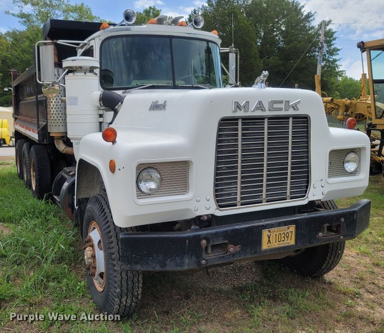 image for item LM9622 1984 Mack RD686S  dump truck