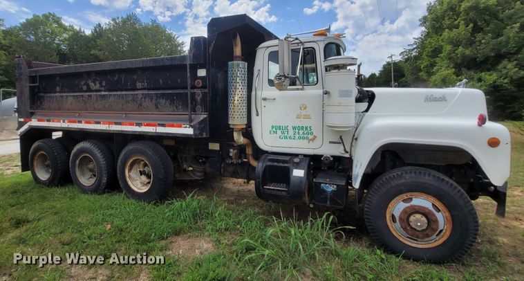 image for item LM9622 1984 Mack RD686S  dump truck