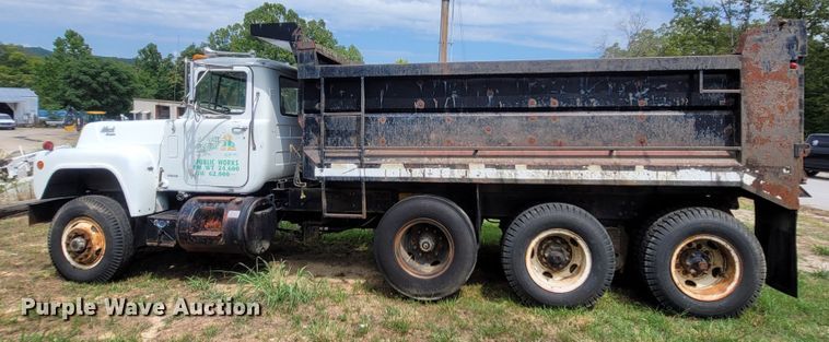 image for item LM9622 1984 Mack RD686S  dump truck