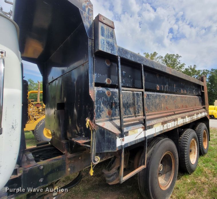 image for item LM9622 1984 Mack RD686S  dump truck