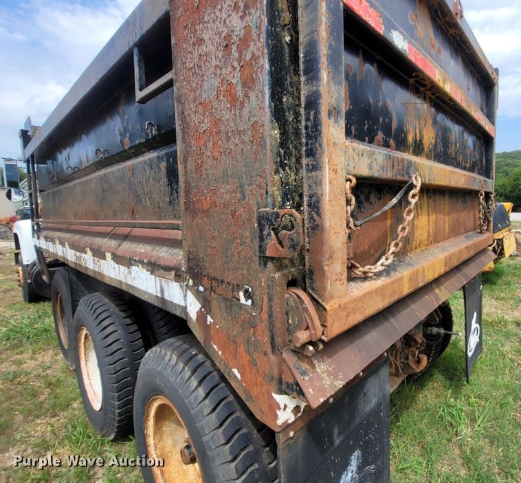 image for item LM9622 1984 Mack RD686S  dump truck
