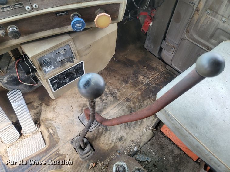 image for item LM9622 1984 Mack RD686S  dump truck