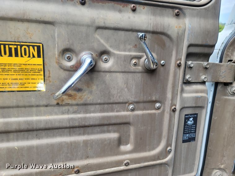 image for item LM9622 1984 Mack RD686S  dump truck