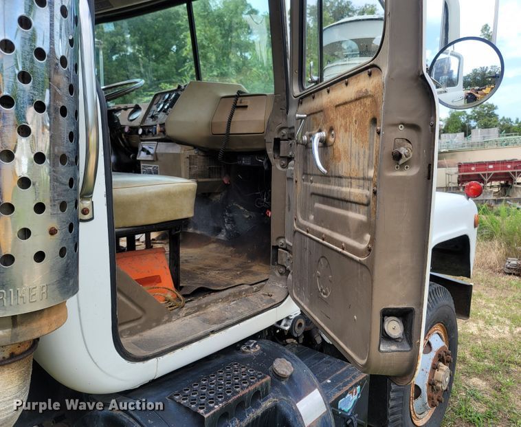 image for item LM9622 1984 Mack RD686S  dump truck