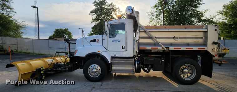 image for item MK9077 2013 Kenworth T400  dump truck