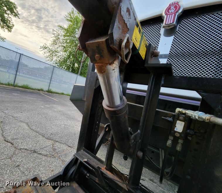 image for item MK9077 2013 Kenworth T400  dump truck