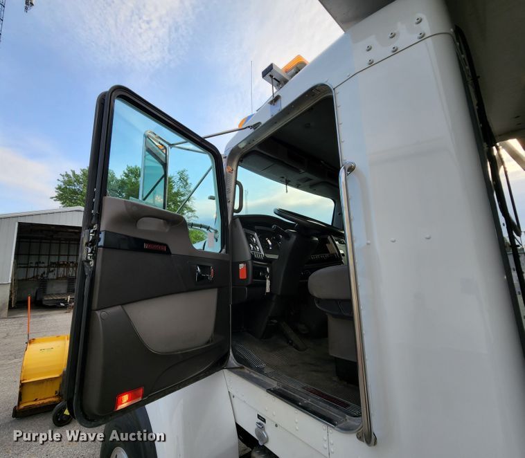 image for item MK9077 2013 Kenworth T400  dump truck