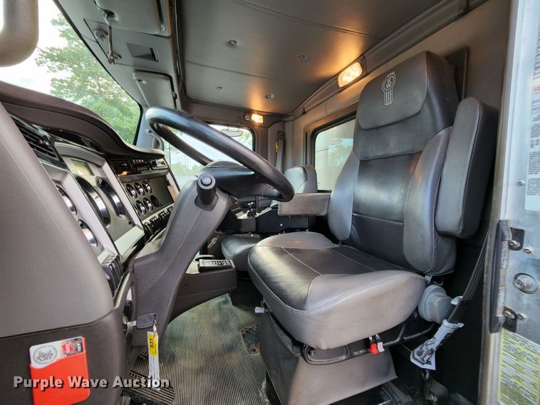 image for item MK9077 2013 Kenworth T400  dump truck