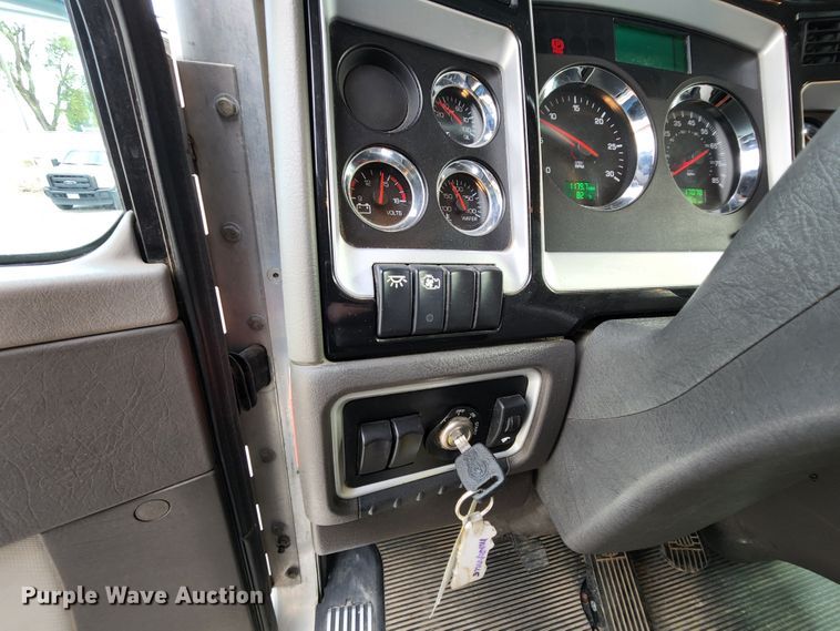 image for item MK9077 2013 Kenworth T400  dump truck