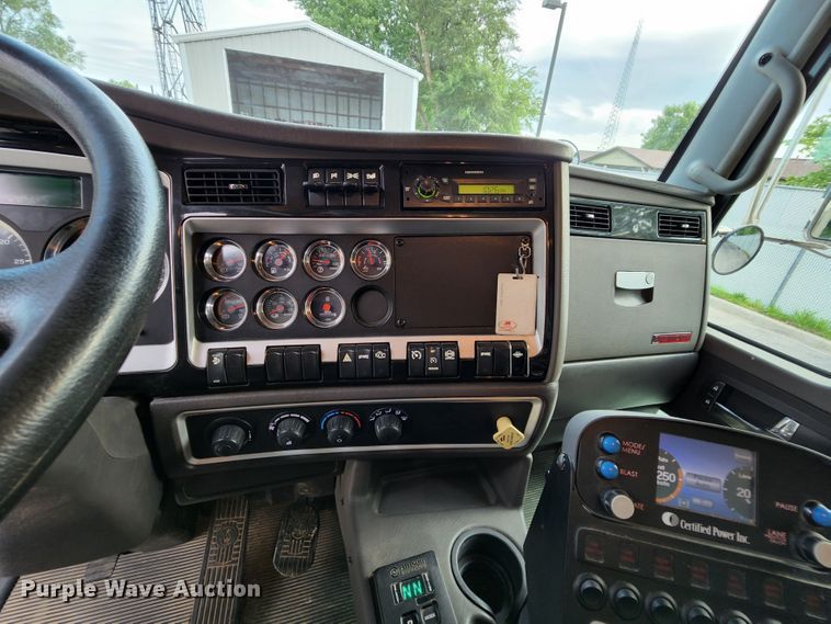 image for item MK9077 2013 Kenworth T400  dump truck