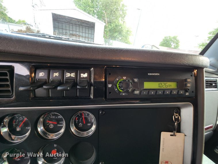 image for item MK9077 2013 Kenworth T400  dump truck