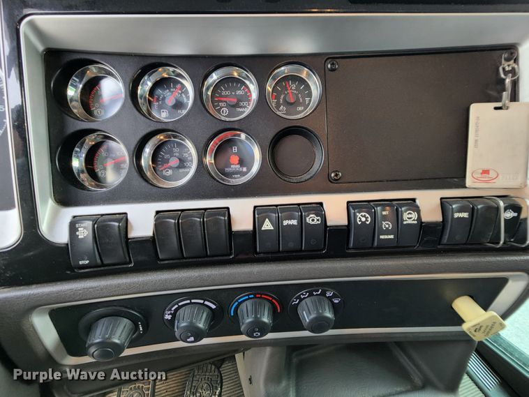 image for item MK9077 2013 Kenworth T400  dump truck