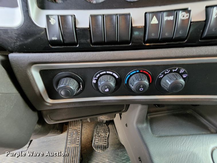 image for item MK9077 2013 Kenworth T400  dump truck