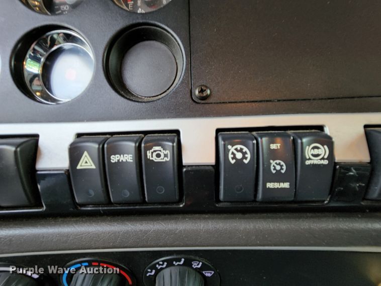 image for item MK9077 2013 Kenworth T400  dump truck