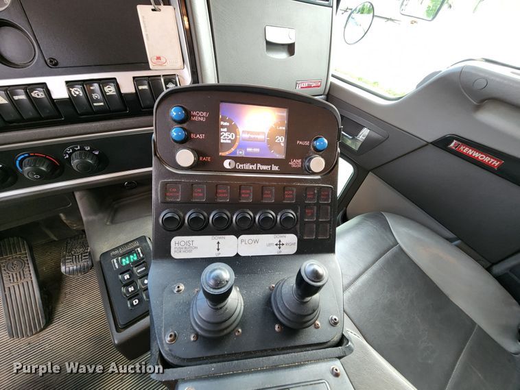 image for item MK9077 2013 Kenworth T400  dump truck