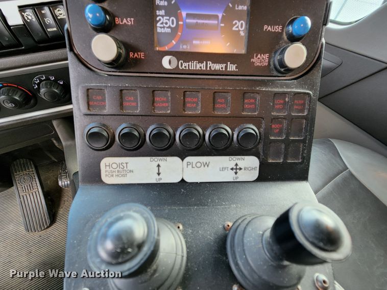 image for item MK9077 2013 Kenworth T400  dump truck