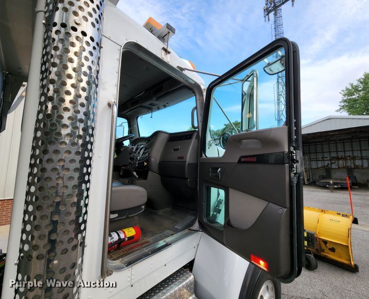 image for item MK9077 2013 Kenworth T400  dump truck