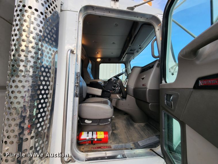 image for item MK9077 2013 Kenworth T400  dump truck