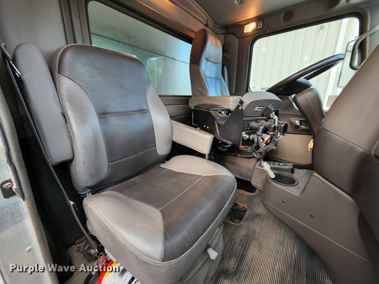 image for item MK9077 2013 Kenworth T400  dump truck