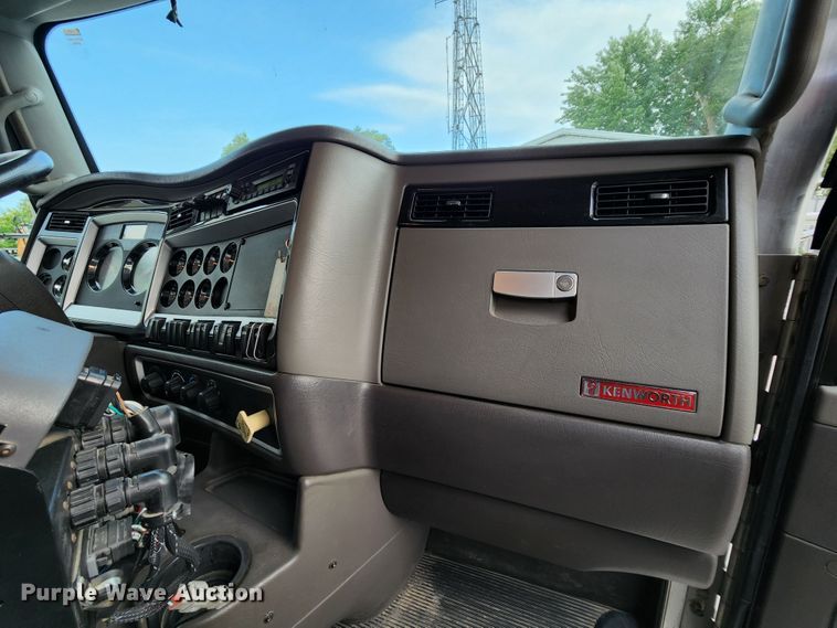 image for item MK9077 2013 Kenworth T400  dump truck