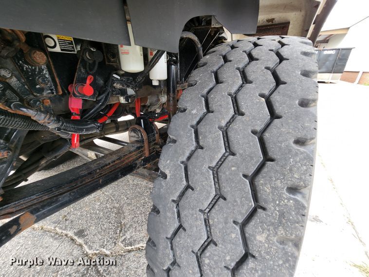 image for item MK9077 2013 Kenworth T400  dump truck