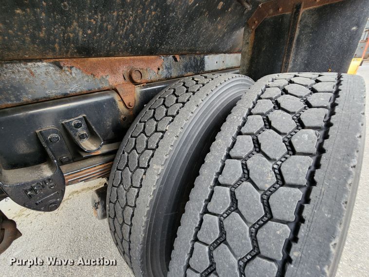 image for item MK9077 2013 Kenworth T400  dump truck