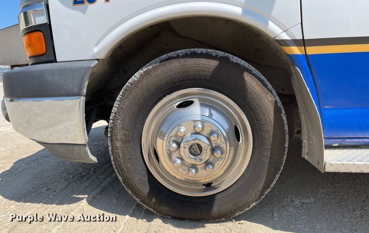 image for item MU9008 2015 Chevrolet Express G4500  ambulance