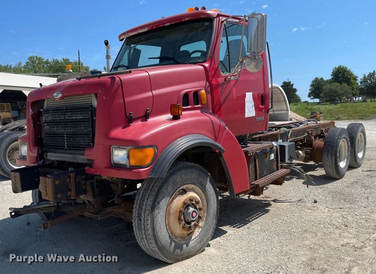 image for item MU9009 2000 Sterling L9500  truck cab and chassis
