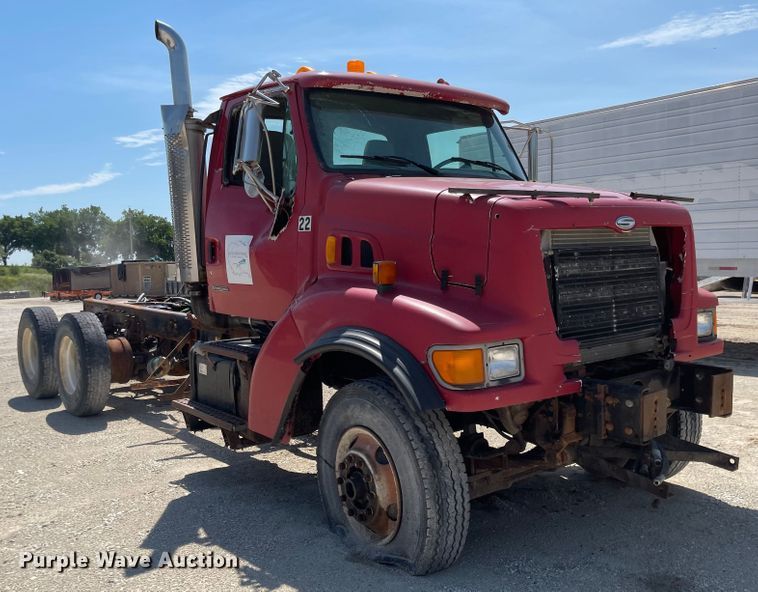 image for item MU9009 2000 Sterling L9500  truck cab and chassis