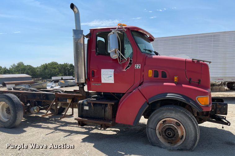 image for item MU9009 2000 Sterling L9500  truck cab and chassis