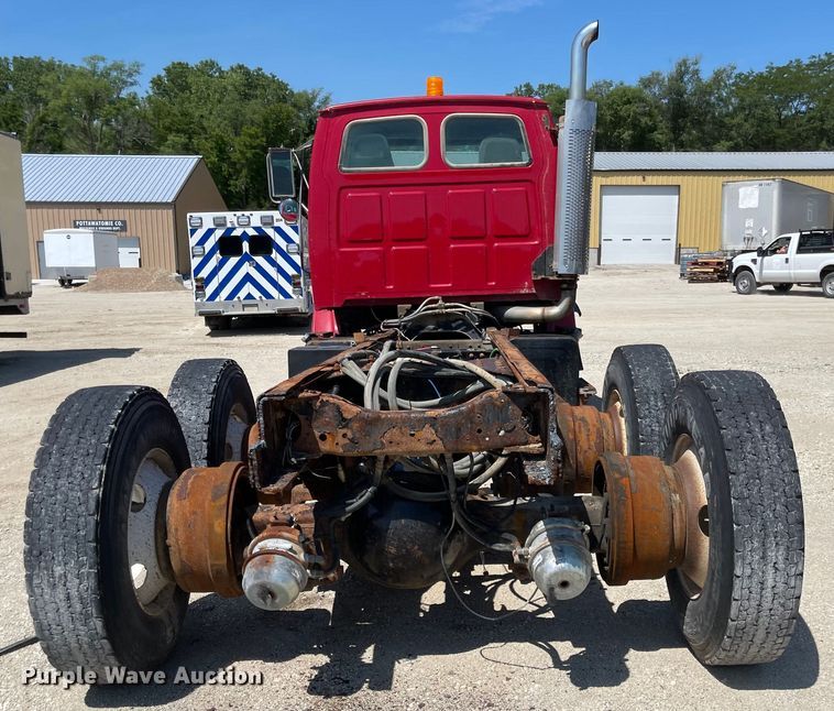 image for item MU9009 2000 Sterling L9500  truck cab and chassis